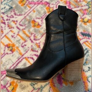 Lightly worn Black Metal Cap Toe Block Heel Cowgirl Cowboy Western Ankle Boots